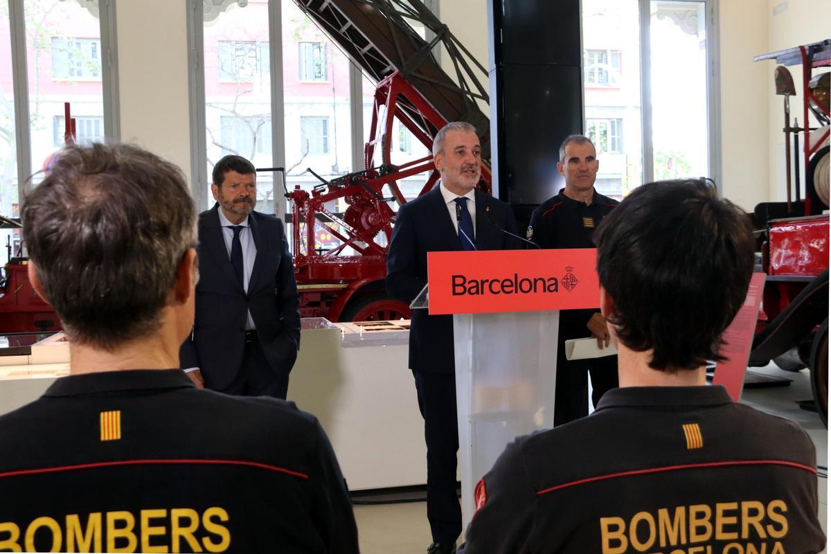 El alcalde de Barcelona, Jaume Collboni, flanqueado por el teniente de alcalde de Seguridad, Albert Batlle, y el jefe de los Bomberos de Barcelona, Sebastià Massagué.