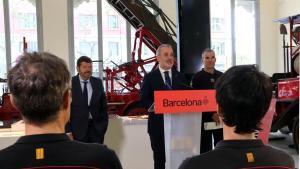 El alcalde de Barcelona, Jaume Collboni, flanqueado por el teniente de alcalde de Seguridad, Albert Batlle, y el jefe de los Bomberos de Barcelona, Sebastià Massagué.