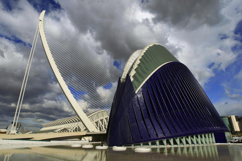 El Ágora, con 85 metros, es el quinto edificio más alto de la ciudad. El puente l'Assut de l'Or, con 125 metros, es la construcción más alta de la ciudad.