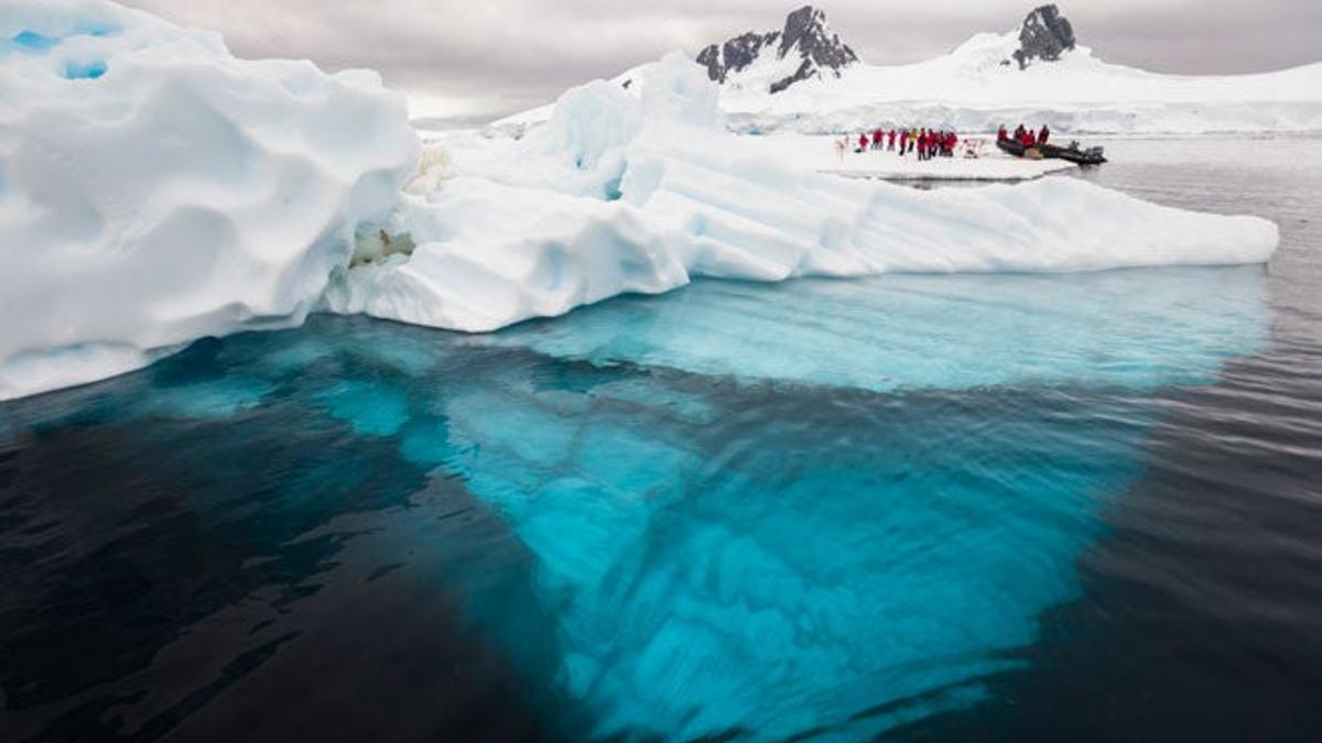 Un iceberg es visible desde la superficie en la Antártida.