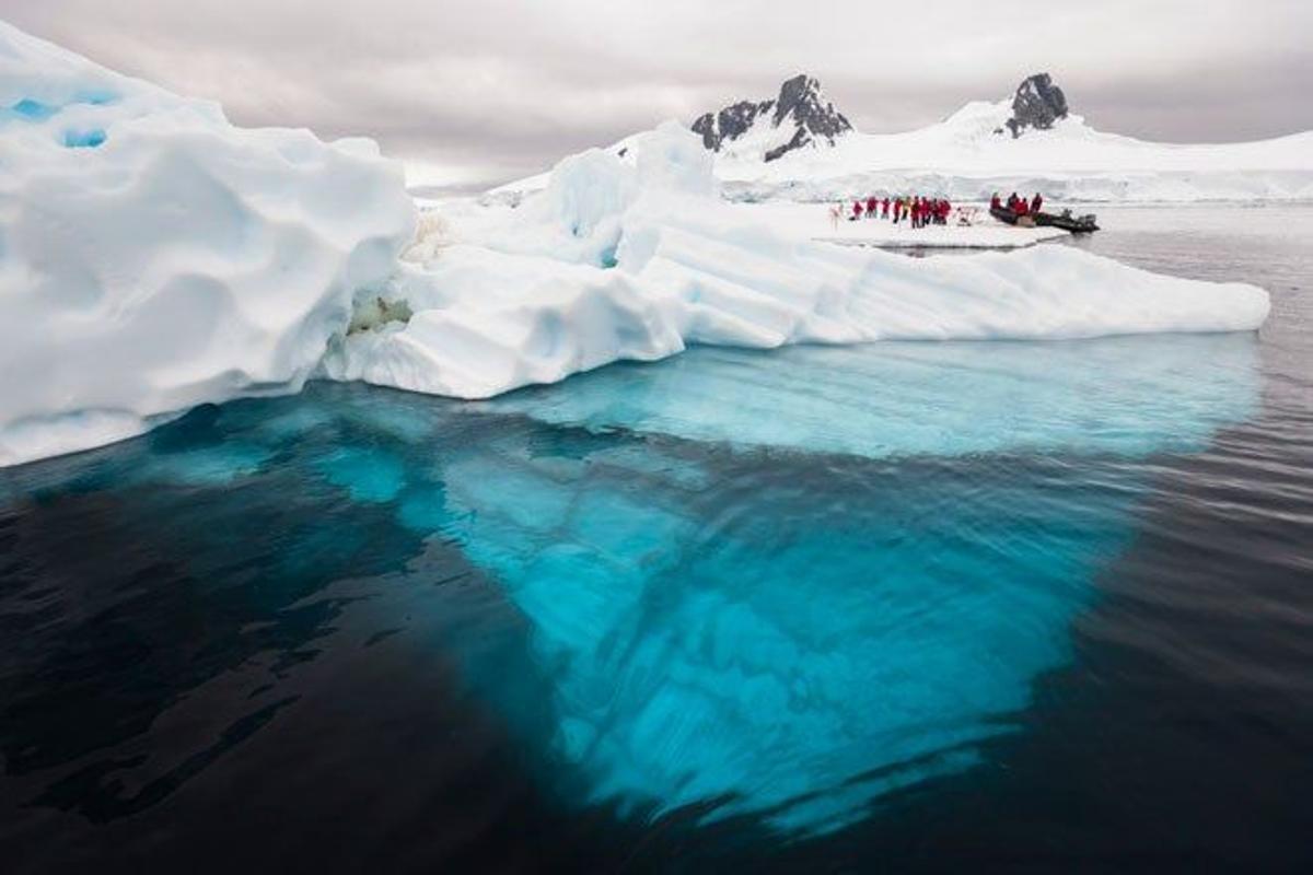 Un iceberg es visible desde la superficie en la Antártida.