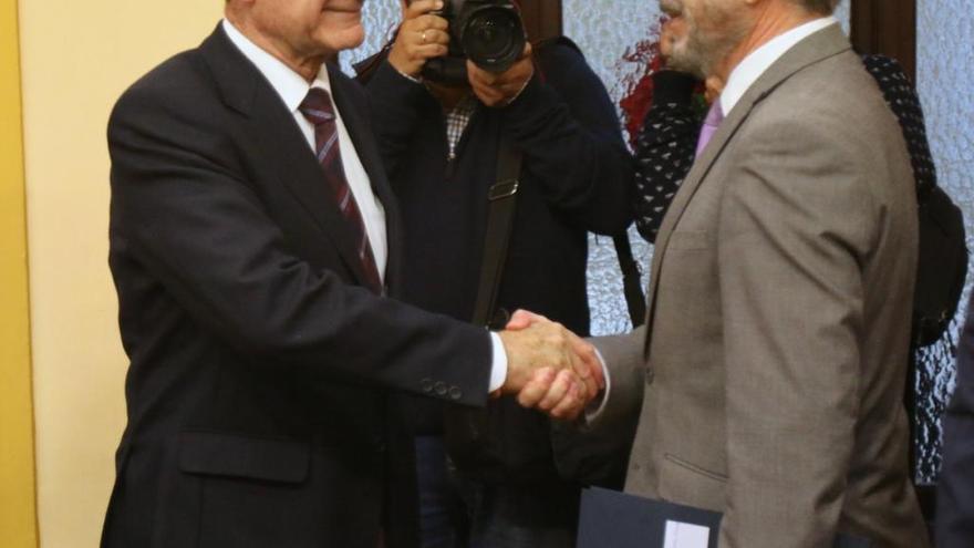 Francisco de la Torre y Felipe López se saludan, este jueves en Málaga.
