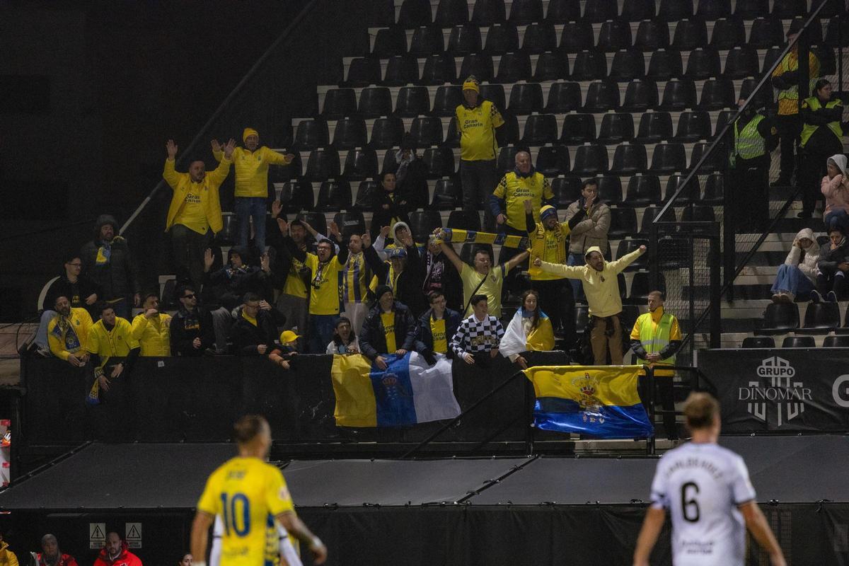 La afición de la UD festeja el gol de Clemente en Ceuta