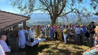 Llanera celebra la Xira al Fresno con una ruta a pie al santuario para despedir las romerías del verano