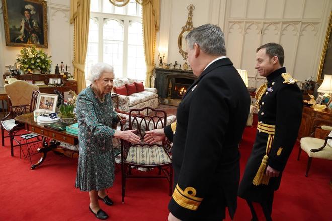 La reina Isabel II, apoyada en su bastón, habla en público por primera vez sobre su frágil estado de salud