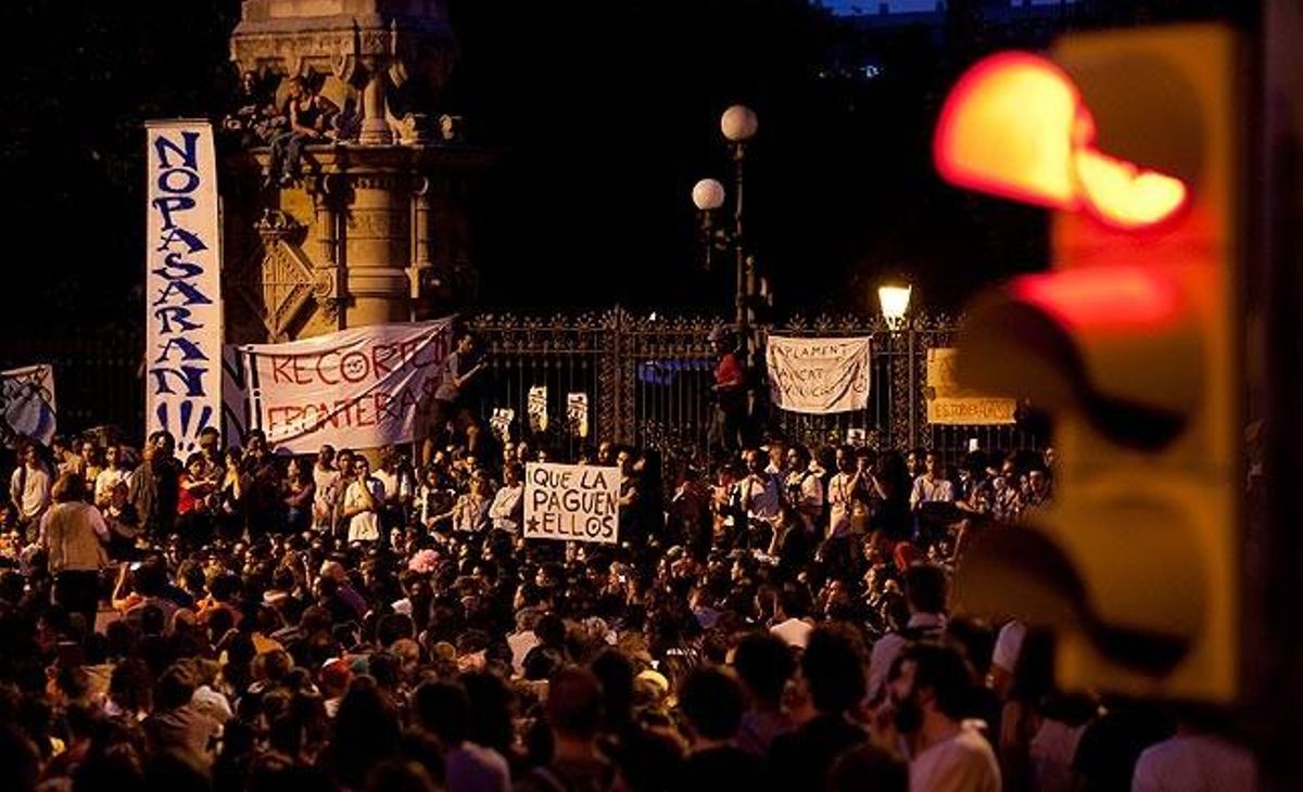 Els concentrats a la Ciutadella es van mantenir durant la nit de dimarts davant de les portes del parc.