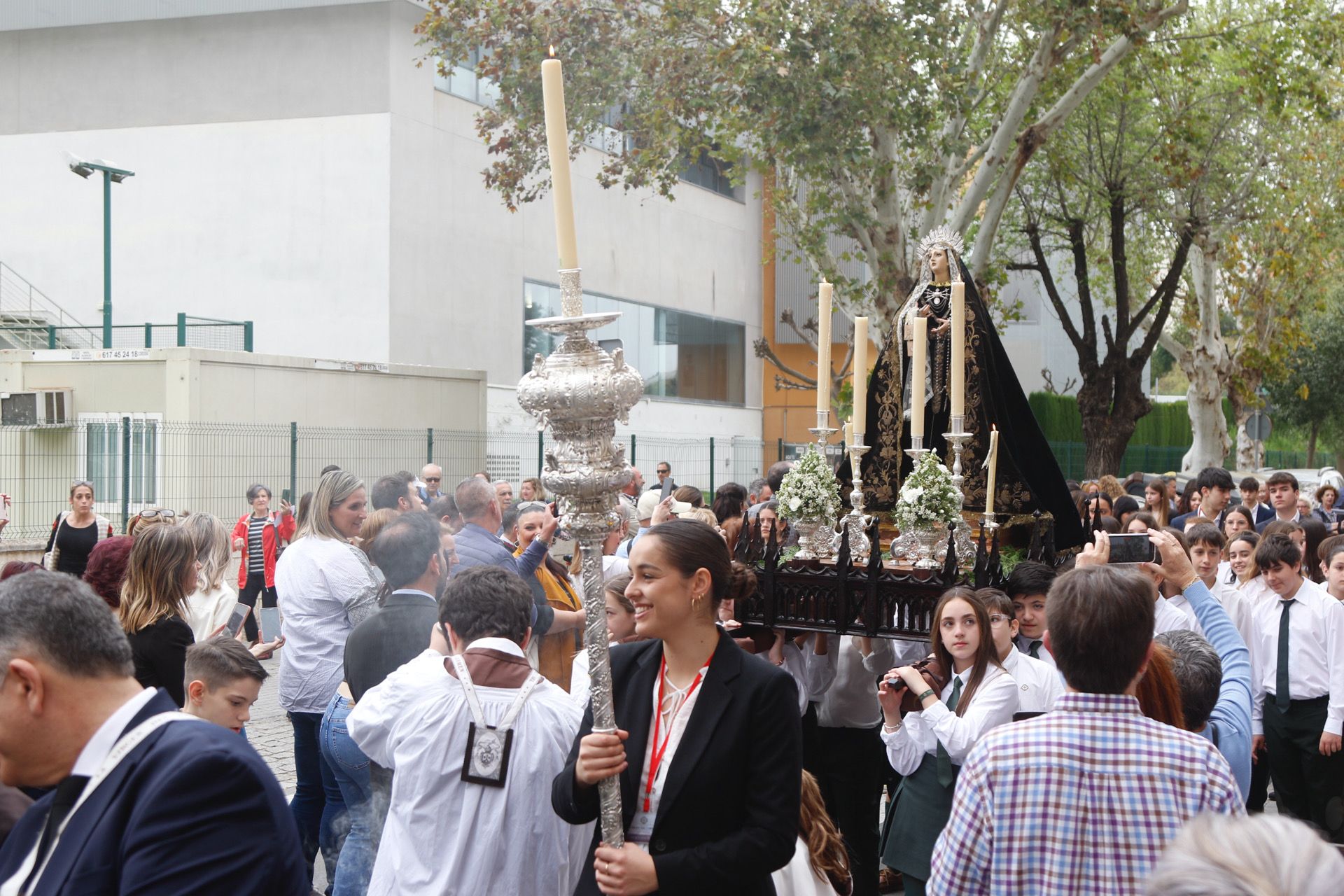 Alumnos del colegio Virgen del Carmen durante su procesión