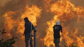 Las altas temperaturas y el viento continúan propagando el fuego en Grecia, Italia y Argelia