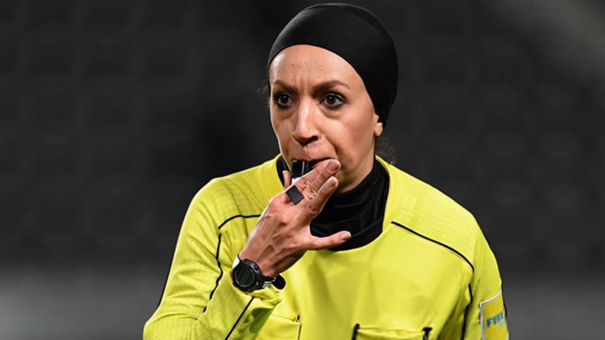Polémica destitución de Irán a la primera mujer que iba a arbitrar un partido masculino de fútbol