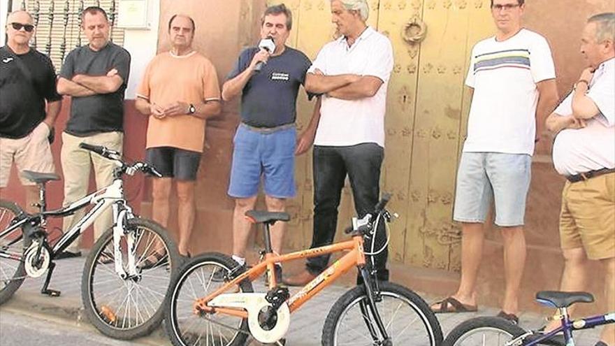 El grupo del apostolado de pedro abad entrega varias bicicletas a tierra de hombres