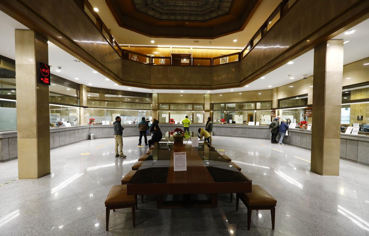 El hall de la oficina del Banco de España en Zaragoza, este martes.