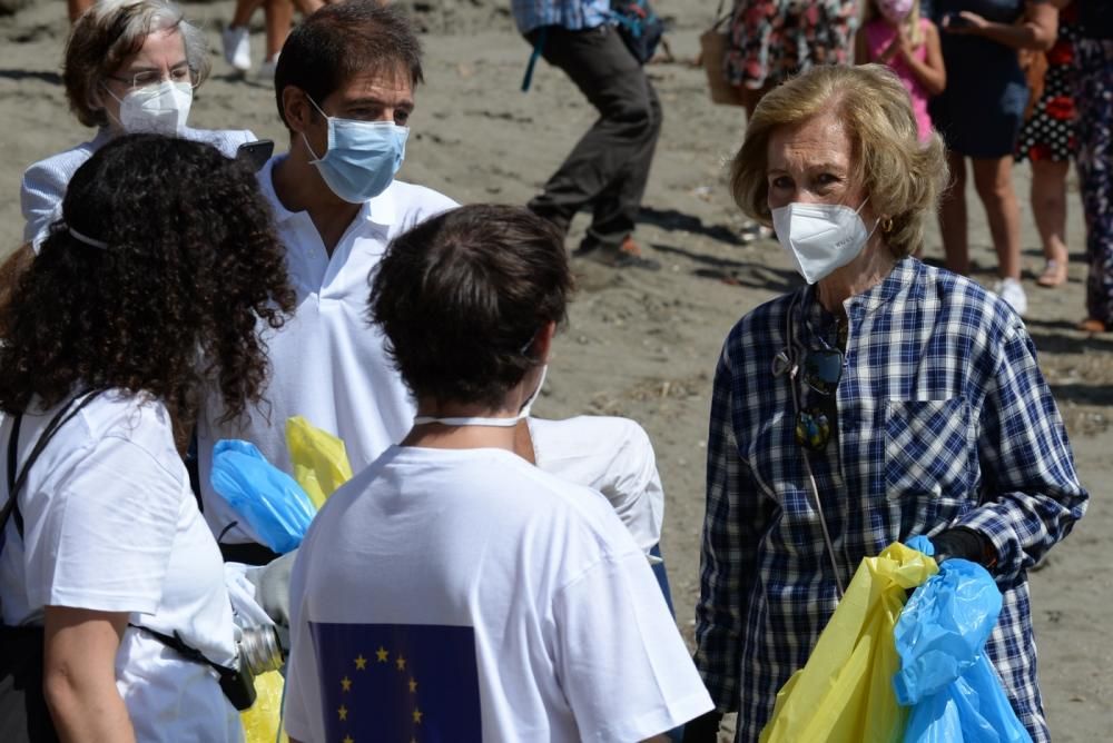 La Reina Sofía participa en una recogida de residuos en una playa de Rincón