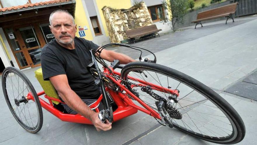 Iñaki Castañeda, con su &quot;handbike&quot;, en el hotel Santa Cristina.