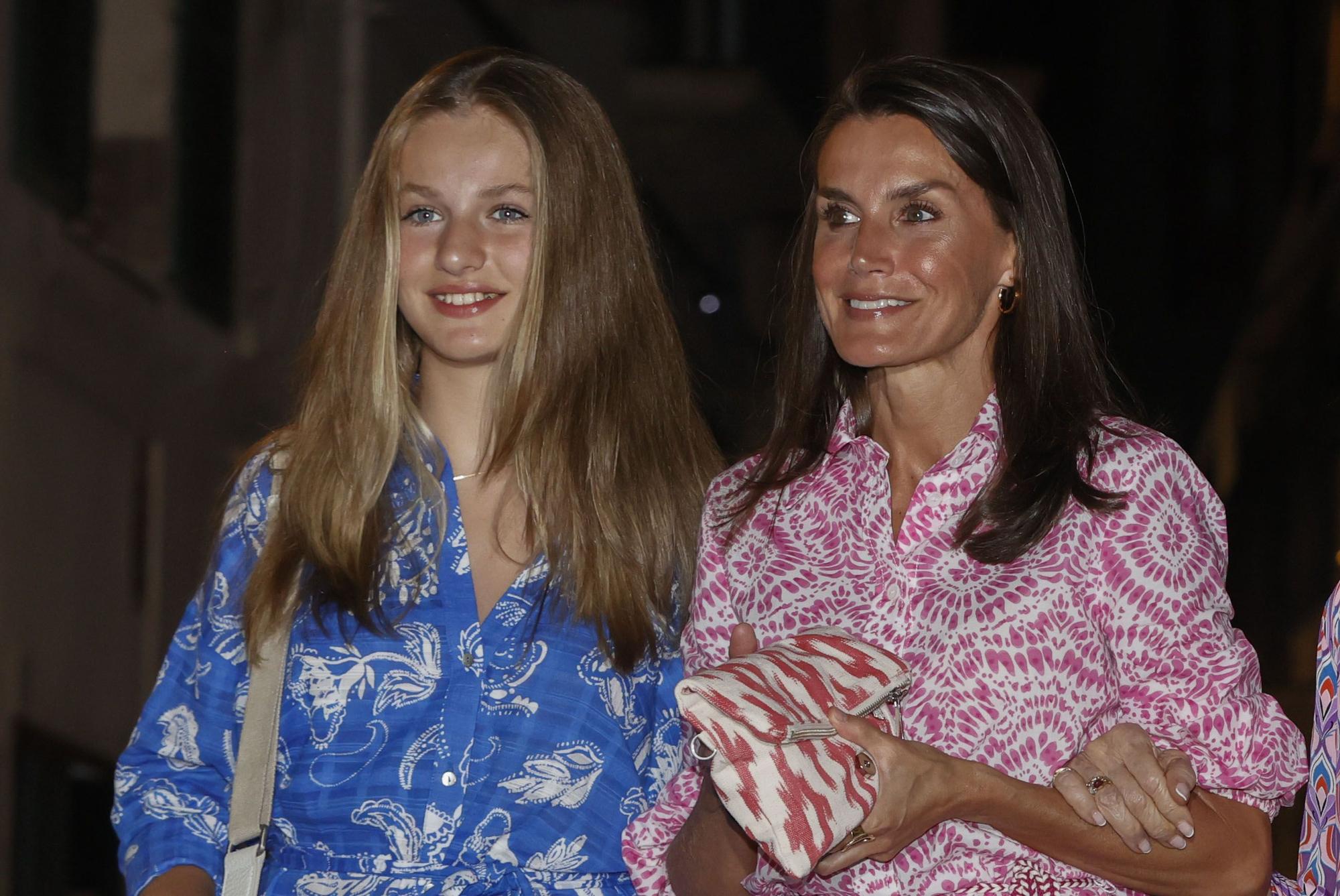 Familia real en Mallorca: Papa en Colombia, las chicas, de cena