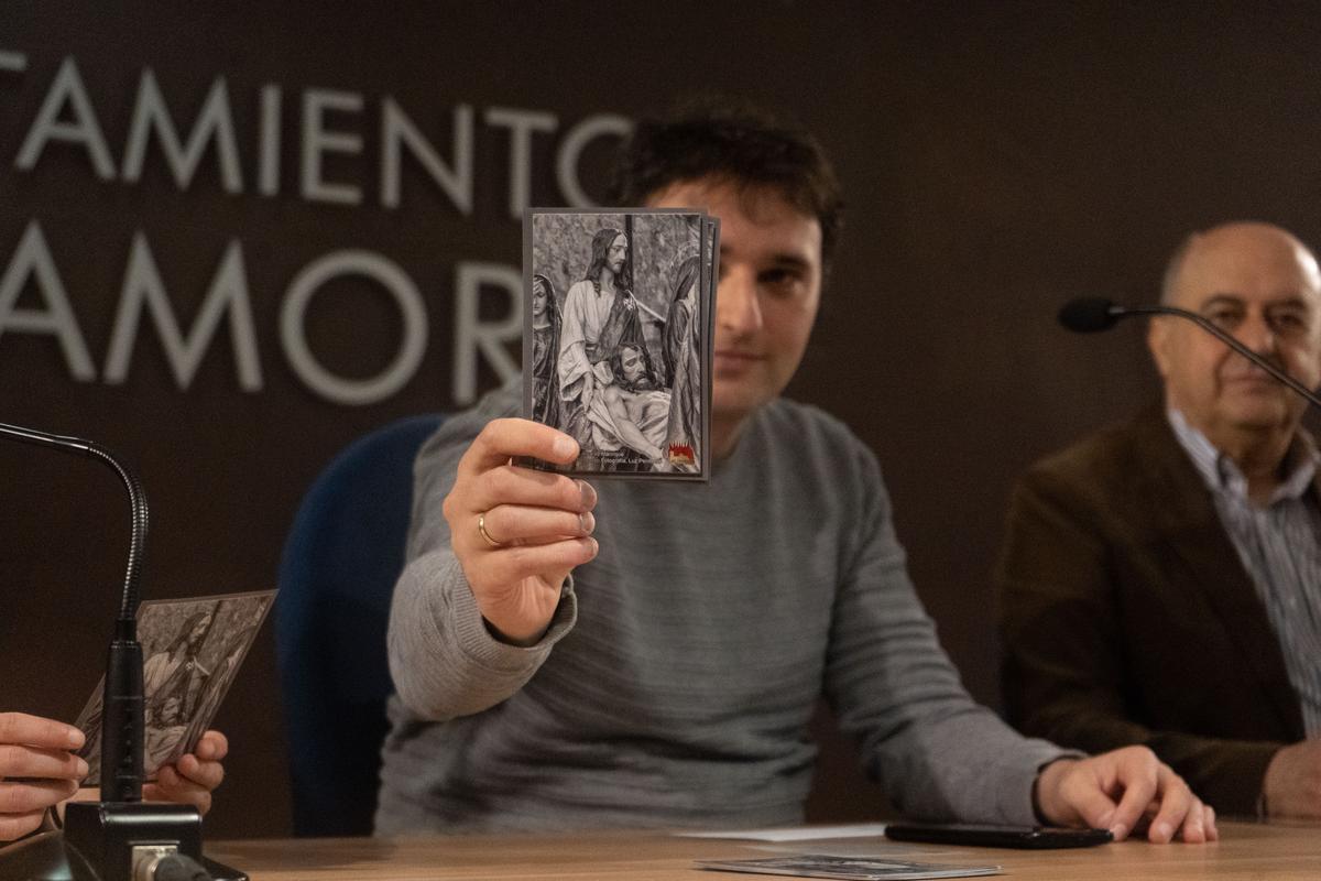 Óscar Antón muestra el calendario de actividades de Cuaresma, con la foto de Jesús Mario Álvarez Manrique