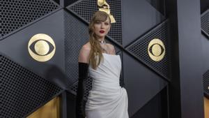 Taylor Swift también arrasó en la alfombra roja de los Grammy con un vestido corsé