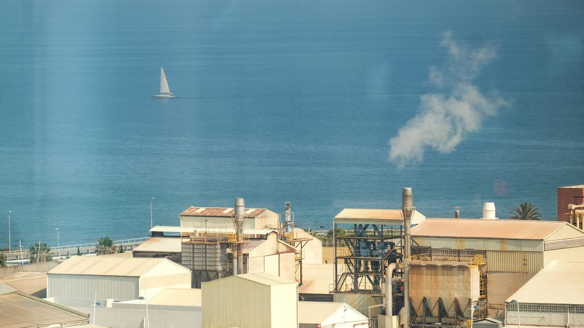 Una fábrica en el polígono de Agua Amarga emite gases por una de sus chimeneas.