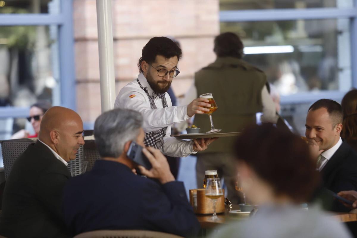 Un camarero sirve cervezas en un bar de Las Tendillas.
