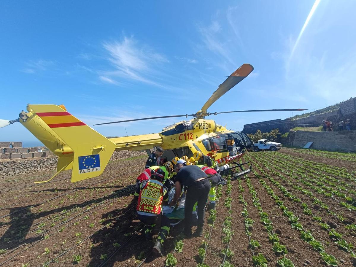 Evacuado en helicóptero un conductor de 87 años tras precipitarse con su vehículo en el norte de Gran Canaria