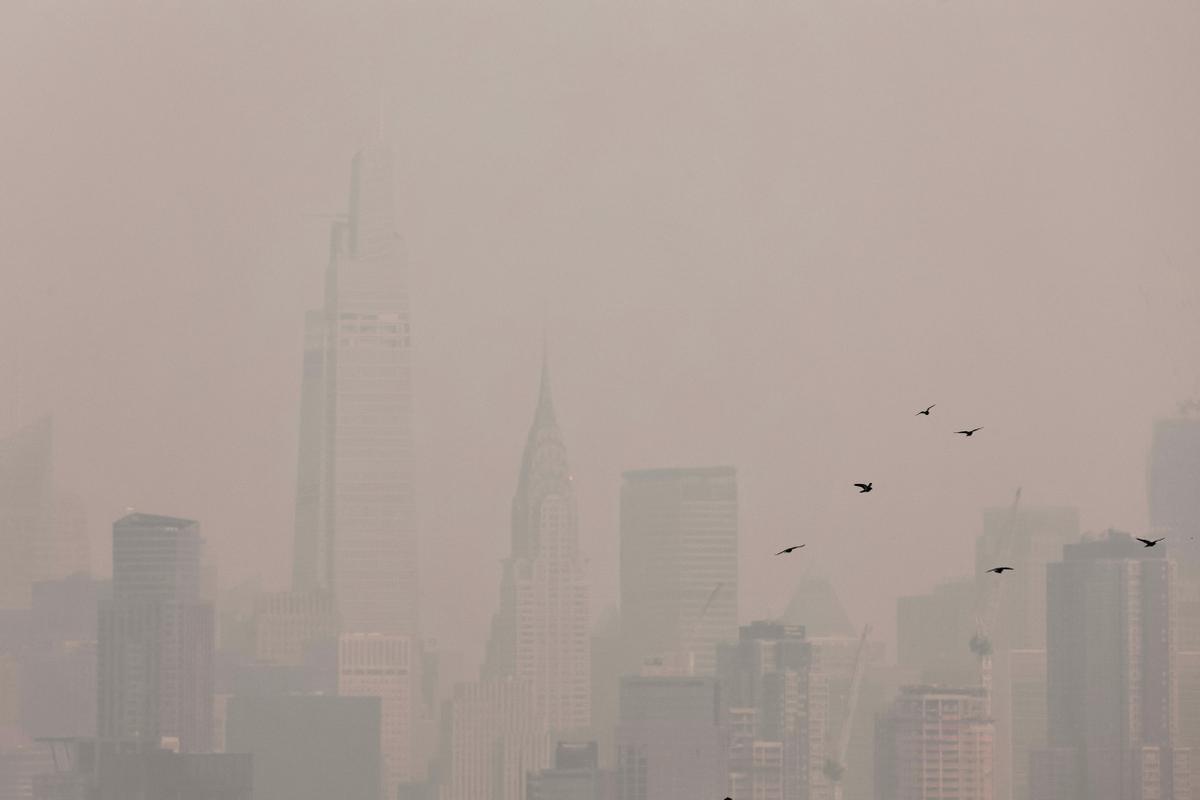 Nueva York está cubierto por el humo de los incendios forestales en Canadá . Nueva York encabezó la lista de las principales ciudades más contaminadas del mundo el martes por la noche, mientras el humo de los incendios continúa cubriendo la costa este.