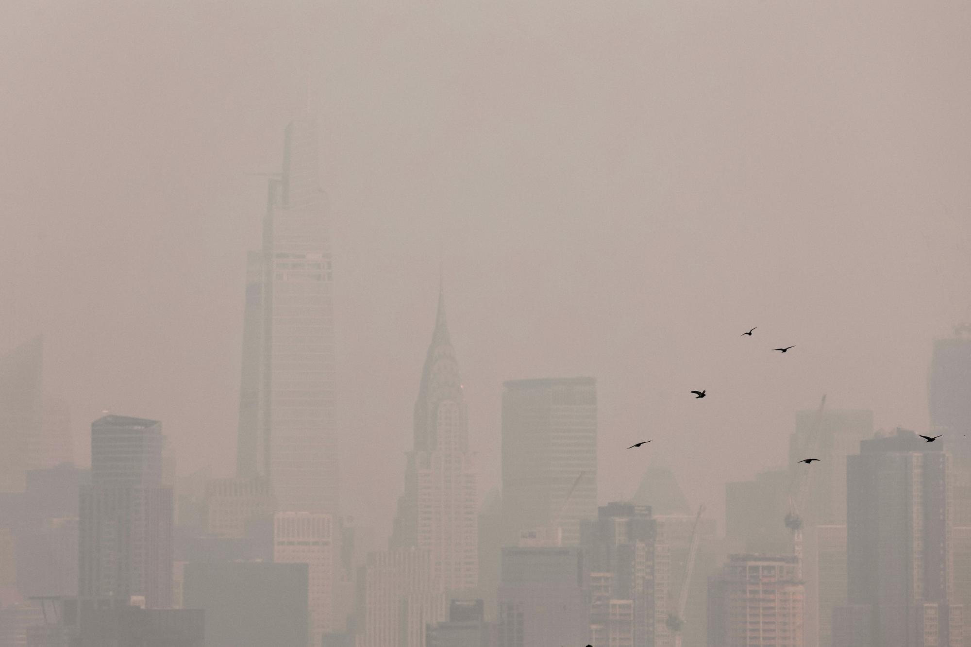 Nueva York está cubierto por el humo de los incendios forestales en Canadá . Nueva York encabezó la lista de las principales ciudades más contaminadas del mundo el martes por la noche, mientras el humo de los incendios continúa cubriendo la costa este.