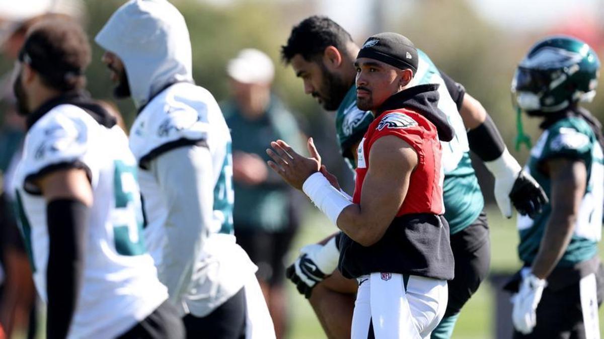 Jalen Hurts, rodeado de compañeros de los Eagles, durante un entrenamiento.