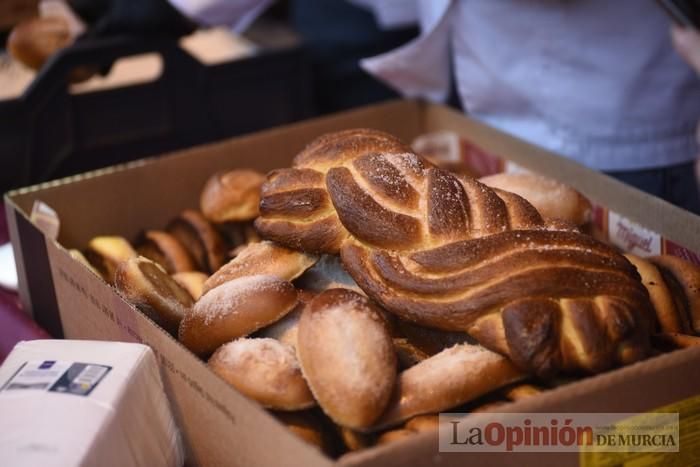 Degustación de monas y chocolate en la Plaza del Romea