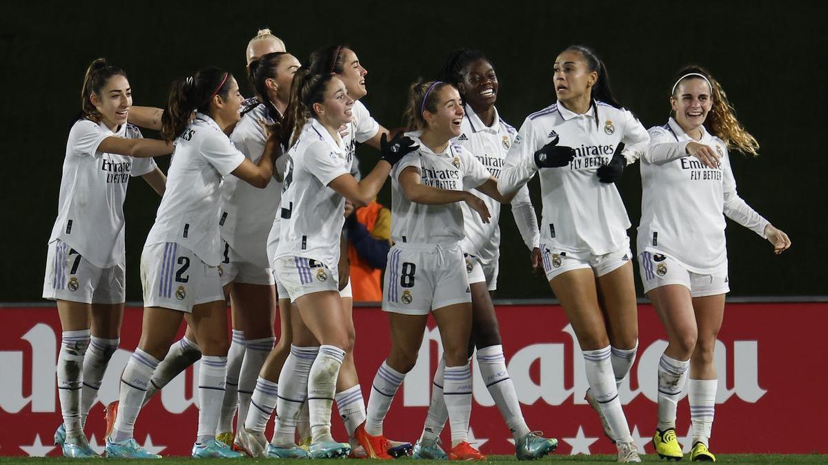 Las jugadoras del Real Madrid femenino durante un partido ante el Atlético de Madrid.