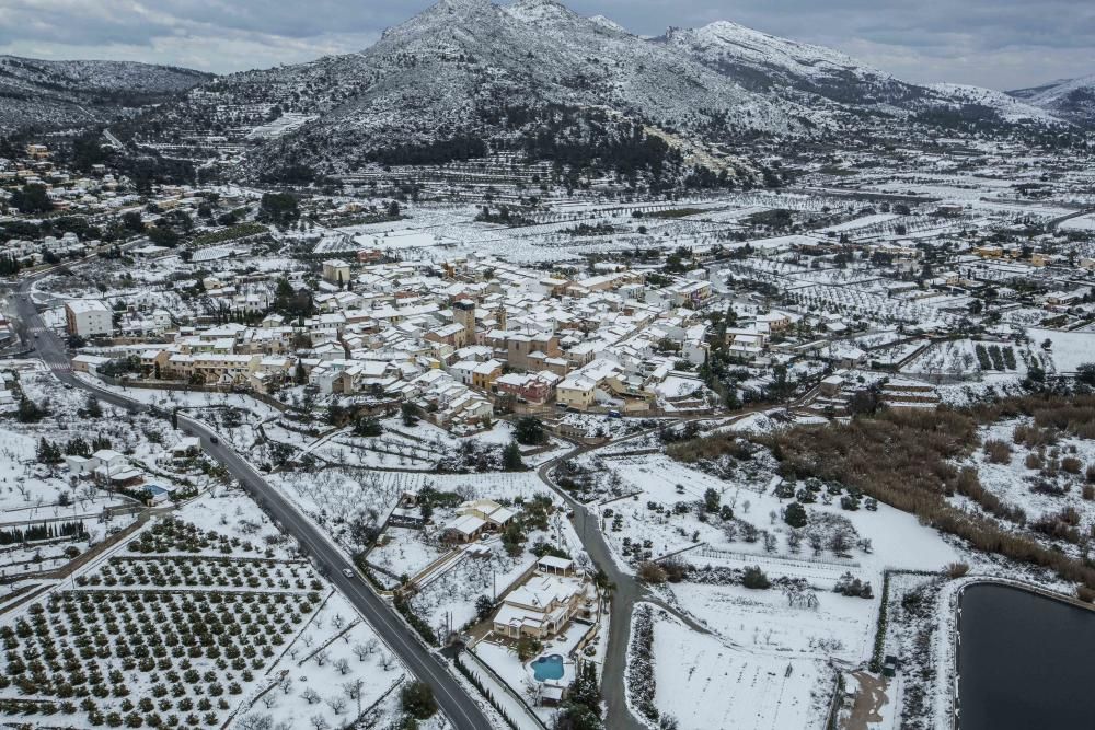 La neu cobreix les comarques alacantines.