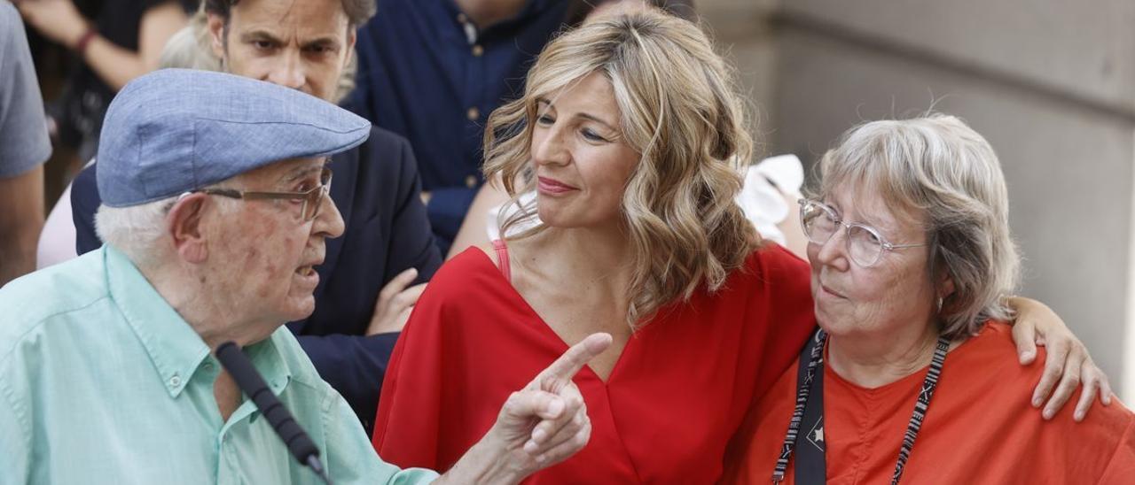 La vicepresidenta del Gobierno Yolanda Díaz acompaña al comunista histórico Víctor Díaz Cardiel, tras asistir al debate sobre la Ley de Memoria Democrática.