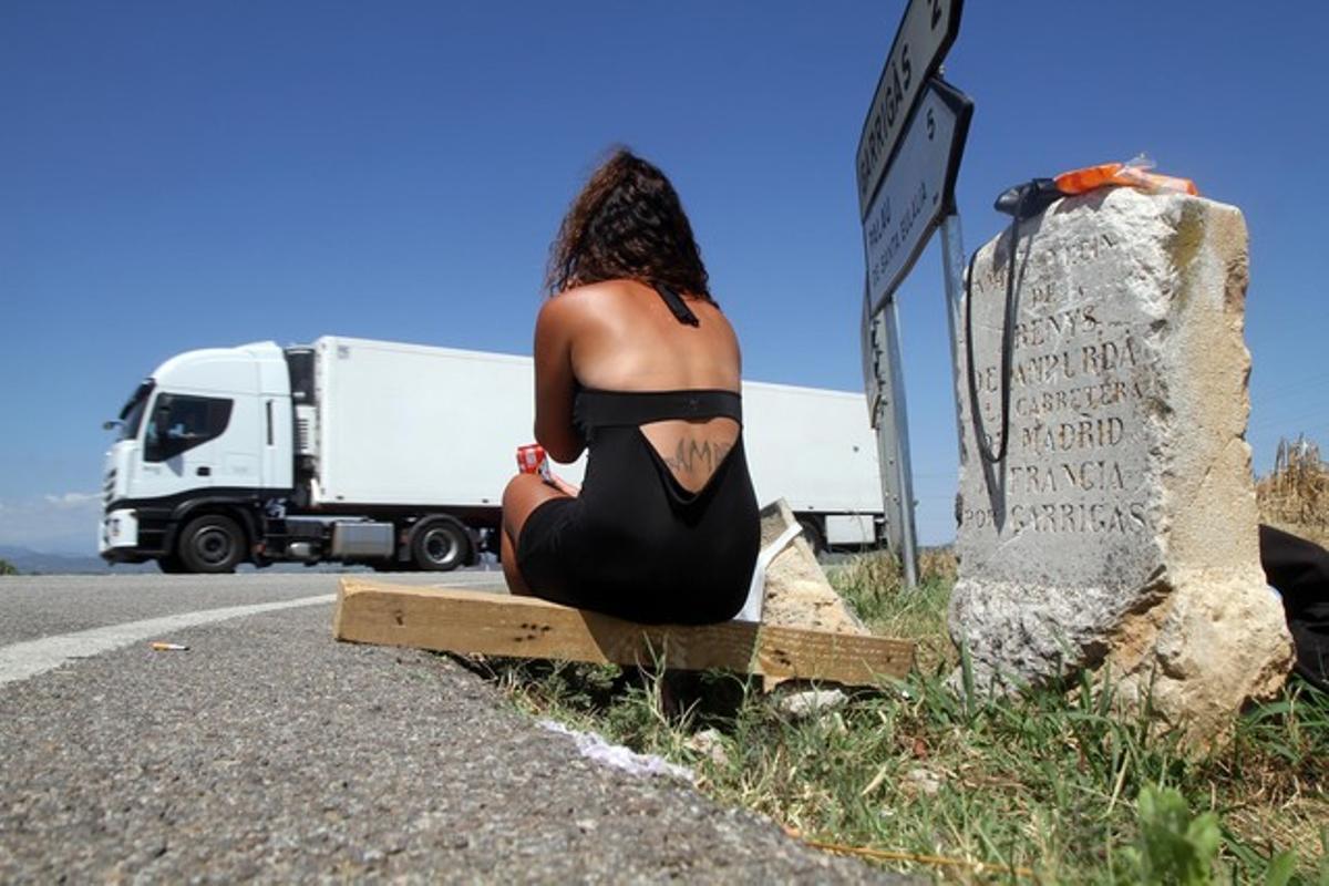 Una joven que ejerce la prostitución, en una carretera catalana. Una joven que ejerce la prostitución, en una carretera catalana.