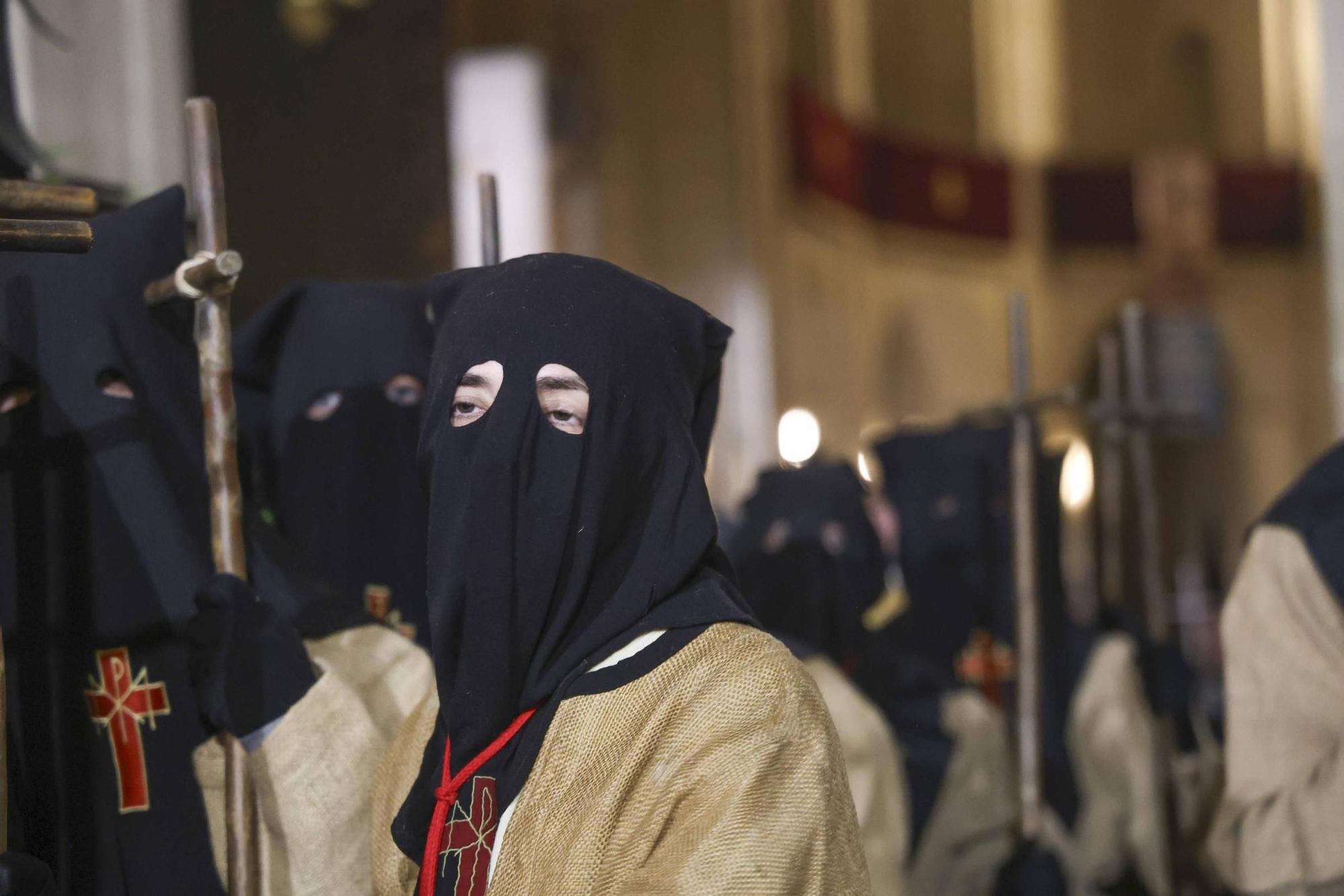 La Hermandad Penitencial del Perdón protagoniza una de las procesiones más sobrecogedoras de la Semana Santa de Alicante
