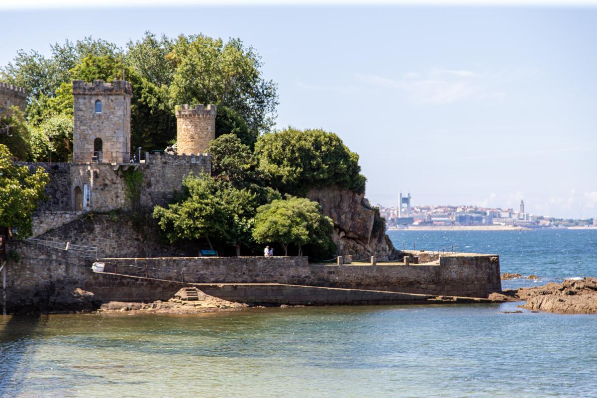 Histórica Fortaleza Costera del Castillo de Santa Cruz en la Ría de La Coruña, Galicia