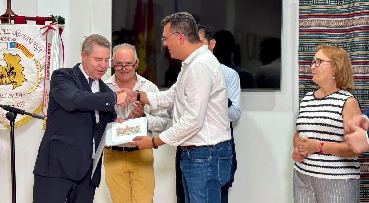 El alcalde de Alfafar, Juan Ramón Adsuara, recibe una litografía de García-Page.