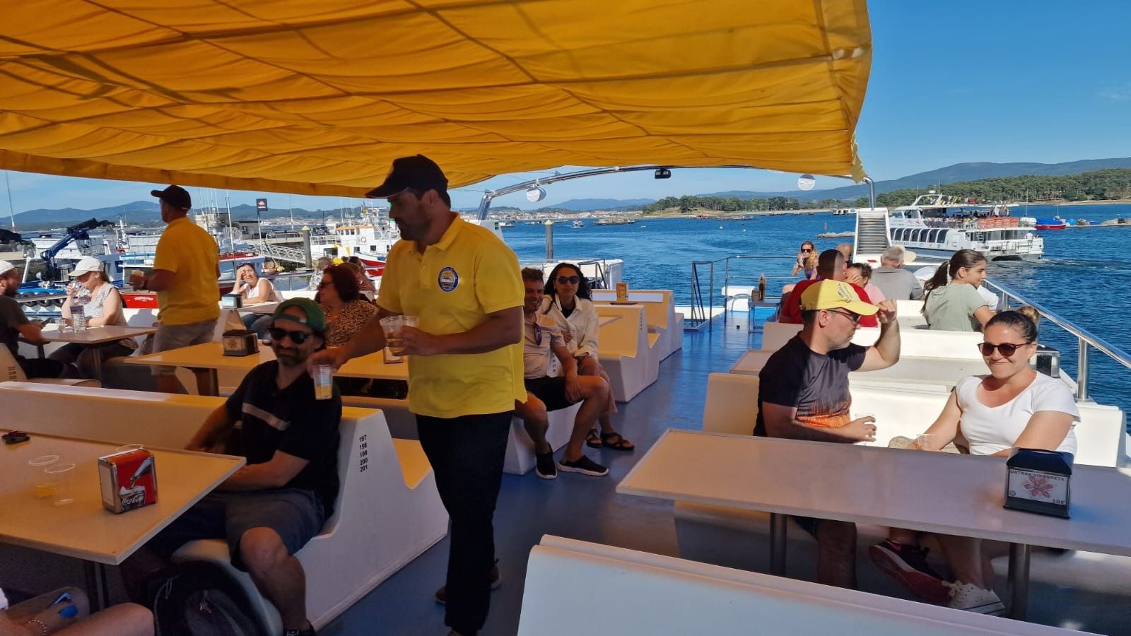 Una singladura por la ría a bordo de uno de los barcos de pasaje que operan en el puerto de O Grove.