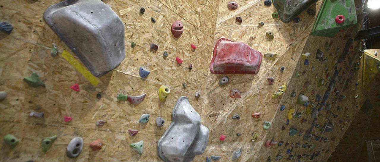 Uno de los paneles de escalada instalados en el interior del inmueble.