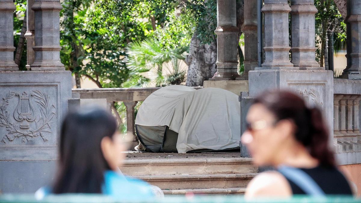 Dos iglús instalados hace días en el templete de la plaza del Príncipe.