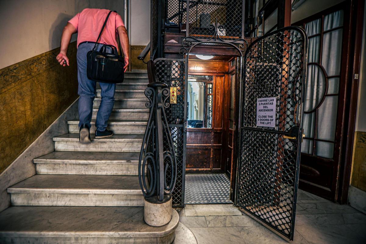 Un ascensor de madera y con forjado de hierro en la Rambla Catalunya, en Barcelona.