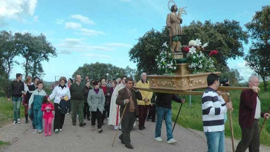 Sacan a San Isidro para que cese la lluvia