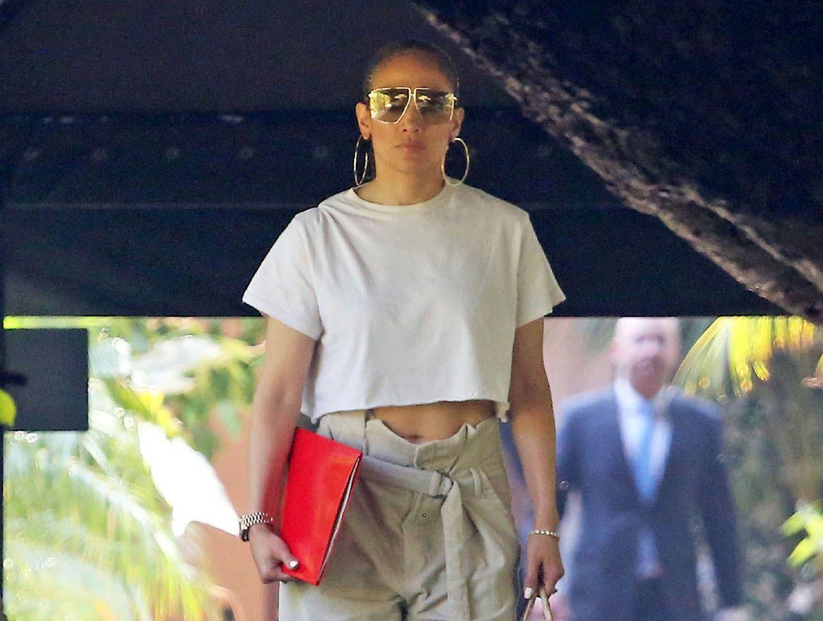 Jennifer Lopez, con camiseta blanca básica cropped y pantalones oversize