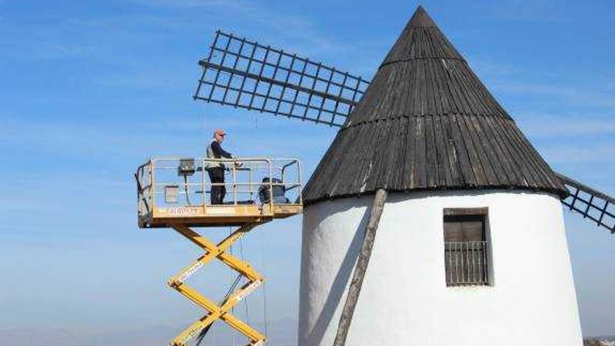 Rojales rehabilita la madera de las aspas y el techo del molino de viento del siglo XVIII