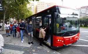 Un autobús urbano en la parada de la plaza Mozart de Zaragoza.