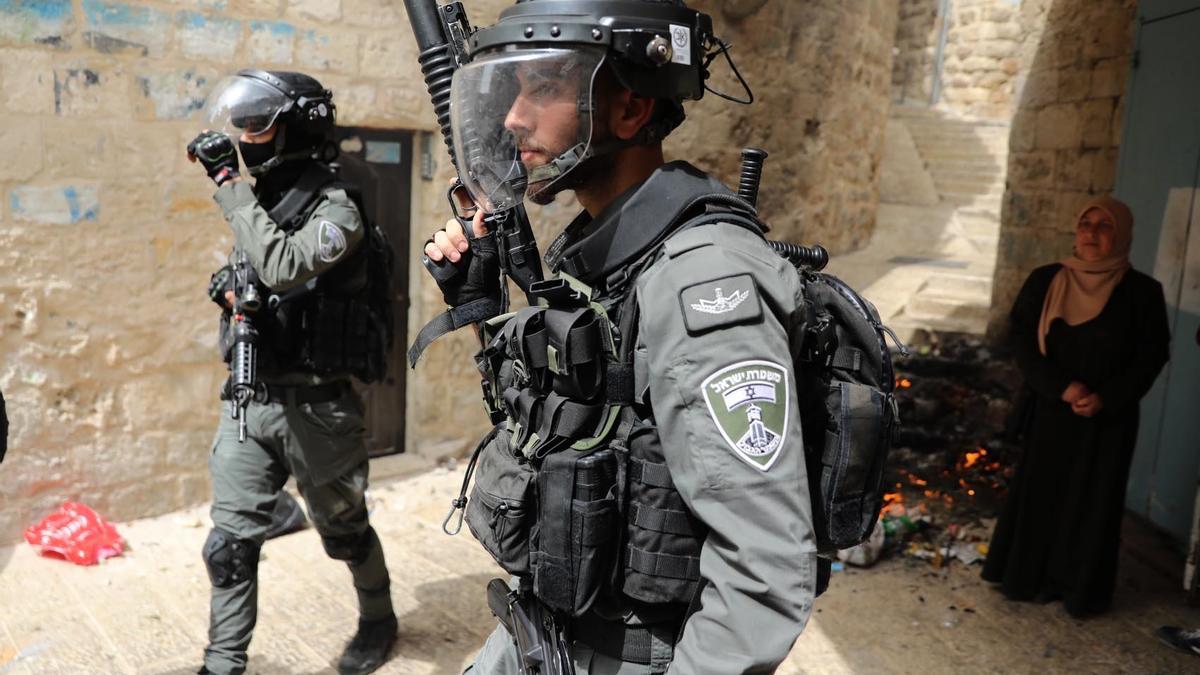 Agentes de la Policía israelí con escopetas de pelotas de goma cerca de la Explanada de las Mezquitas de Jerusalén.