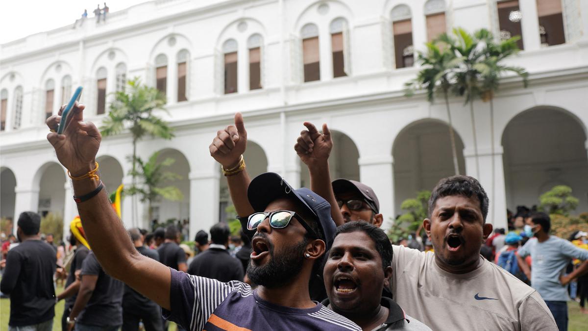 Manifestantes protestan dentro de la casa del presidente Gotabaya Rajapaksa, en Colombo