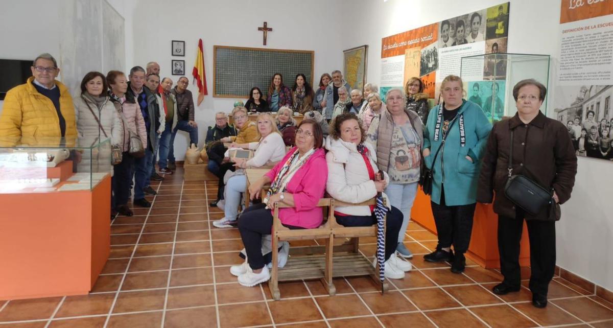 Varios vecinos en la Casa del Maestro–Museo Antonio Álvarez de Ceadea, inaugurada en 2022.