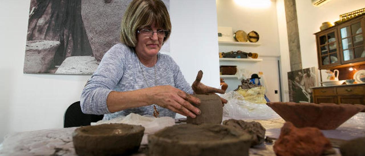 La alfarera Maite Ríos trabaja en La Sala, el nuevo espacio de artesanía del Cabildo en la zona de Triana, ayer.