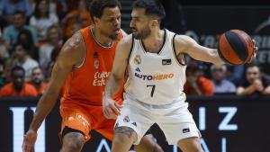 Justin Anderson defiende a Facundo Campazzo en una jugada del Valencia Basket - Real Madrid.