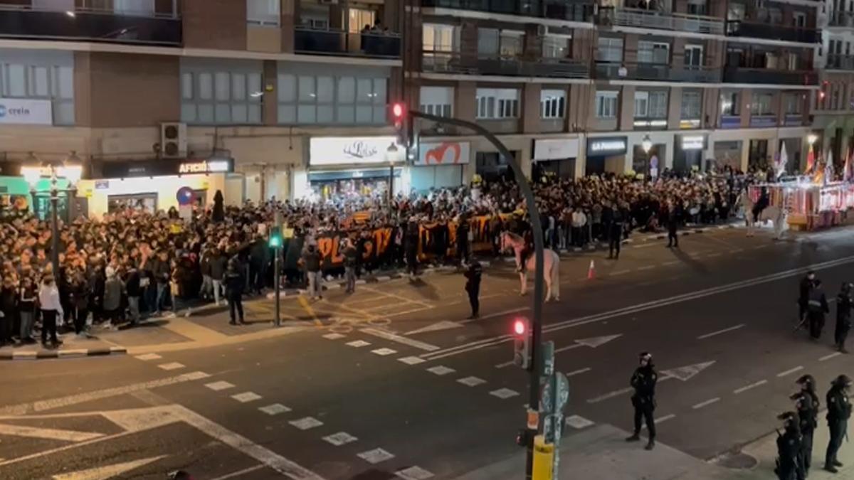 ¡Recibimiento hostil al Barça en Mestalla!