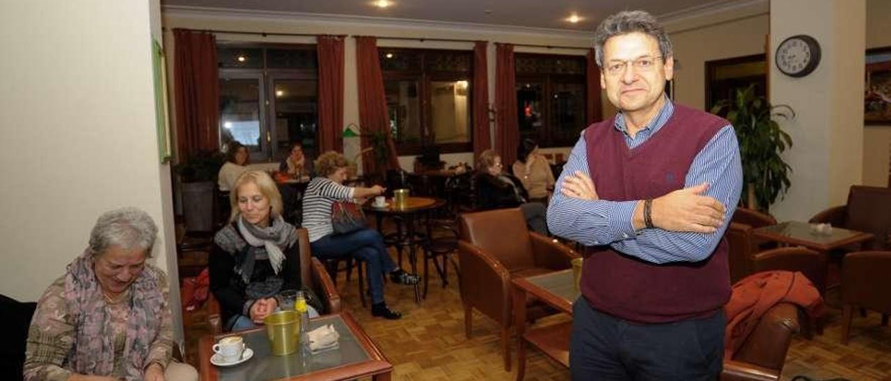 El doctor Fransi, ayer, antes de su charla ofrecida en el Círculo de Recreo de Lalín. // Bernabé/Javier Lalín