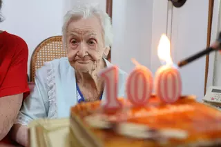 María Such, vecina del Raval Roig de Alicante, celebra sus 100 cumpleaños